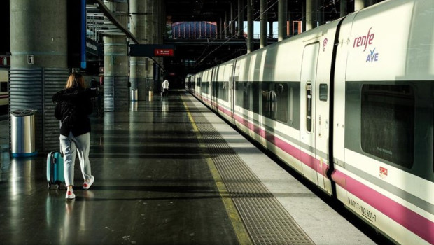 ep foto de archivo una mujer camina por el anden junto a un tren de ave de renfe estacionado en las ep foto de archivo una mujer camina por el anden junto a un tren de ave de renfe estacionado en las