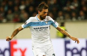 ep francesco acerbi durante un partido con la lazio de la liga europa