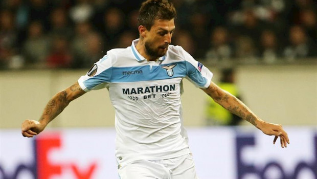 ep francesco acerbi durante un partido con la lazio de la liga europa