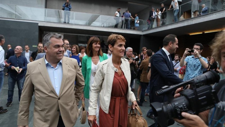La secretaria general del PSN y candidata del partido a la Presidencia de Navarra, María Chivite, llega al Parlamento de Navarra para la primera sesión del debate de su investidura, acompañada del secretario Ejecutivo de Coordinacion Territorial del PSOE | David Domench - Europa Press ep la secretaria generalpsncandidatapartidola presidencianavarra maria chivite llegaparlamentonavarrala primera sesiondebatesu investidura acompanadasecretario ejecutivo de coordinacion territorialpsoe