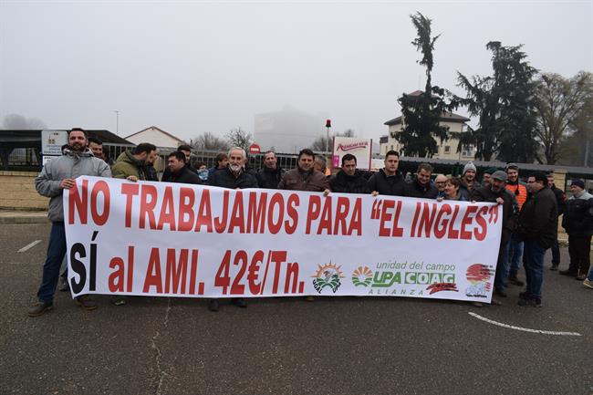 León.- Agricultores a las puertas de Azucarera en La Bañeza | EUROPA PRESS ep leon- agricultoreslas puertasazucarerala baneza