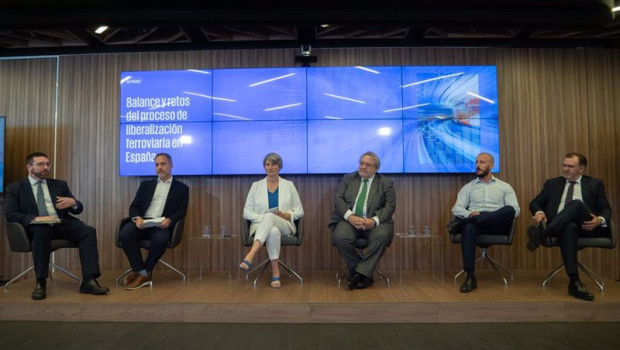ep los representantes de renfe ouigo e iryo en el panel organizado por kpmg