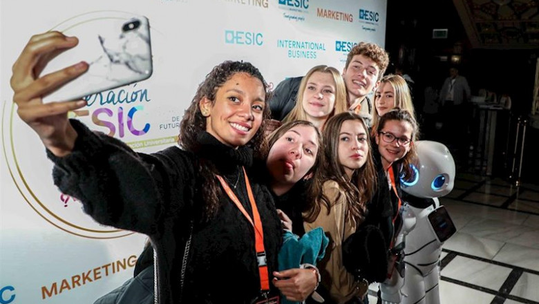 Más de mil jóvenes se han cita en el Teatro Lope de Vega de Madrid para asistir a la quinta edición de la 'Generación ESIC', una jornada de orientación universitaria dirigida a estudiantes de Bachillerato y Ciclos Formativos de Grado Superior. | ESIC ep mas de mil jovenes se han cita en el teatro lope de vega de madrid para asistir a la quinta