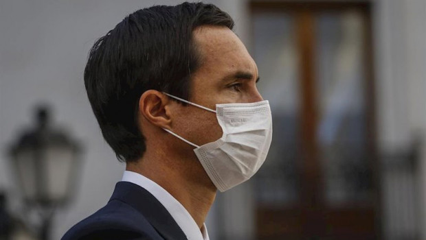 ep ministro de obras publicas de chile alfredo moreno con mascarilla por la pandemia de coronavirus