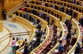ep minuto de silencio por los fallecidos por coronavirus en un pleno del senado de mayo