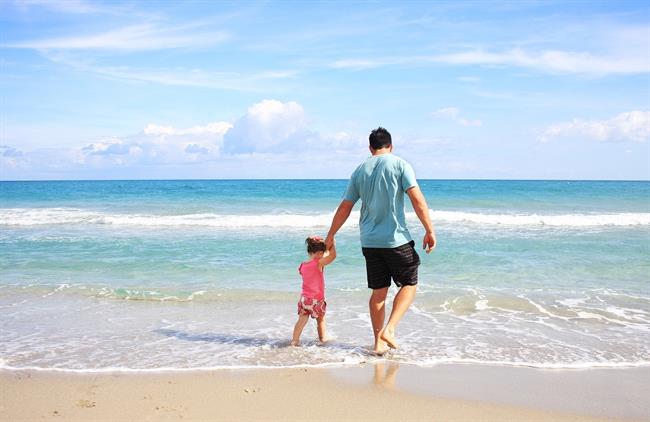 Padre e hija en la playa | PIXABAY ep padre e hijala playa