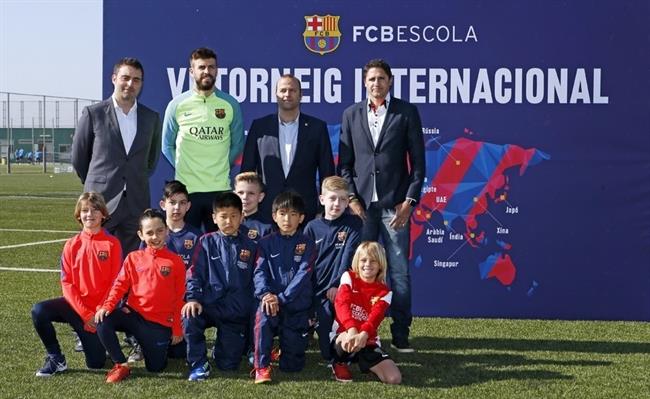 Piqué y Edmilson en la presentación del Torneo FCBEscoles | MIGUEL RUIZ/FCB ep pique y edmilsonla presentaciontorneo fcbescoles
