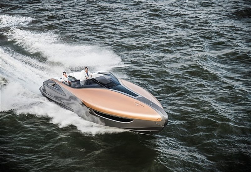 ep primer yate de lexus