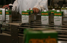 ep trabajadora en una fabrica de envases de leche