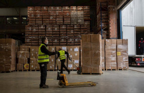 ep trabajadores con cargamento de material sanitario