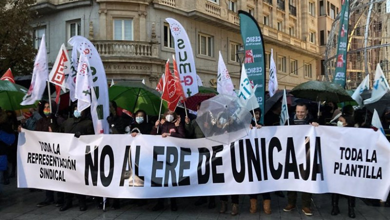 Trabajadores de Unicaja protestan en Valladolid. | EUROPA PRESS ep trabajadores de unicaja protestan en valladolid