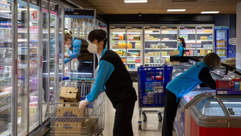 Trabajadores en un supermercado Caprabo. | CAPRABO - Archivo ep trabajadores en un supermercado caprabo