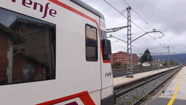 ep tren de renfe en la estacion de reinosa cercanias transporte publico