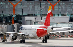 ep un avion aparcado en el aeropuerto adolfo suarez madrid-barajas