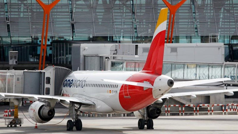 Un avión aparcado en el Aeropuerto Adolfo Suárez Madrid-Barajas. | Óscar J.Barroso - Europa Press ep un avion aparcado en el aeropuerto adolfo suarez madrid-barajas