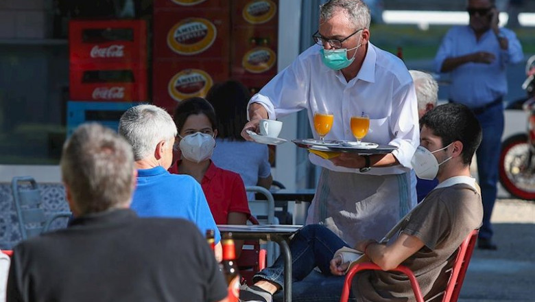 ep un camarero sirve a los clientes en una terraza de un bar