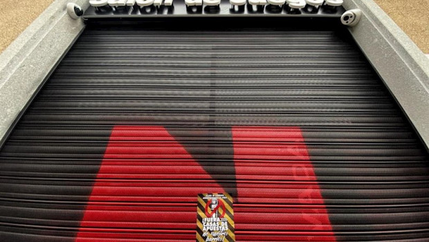 ep un cartel que dice fuera las casas de apuesta de nuestros barrios en el cierre de un local de