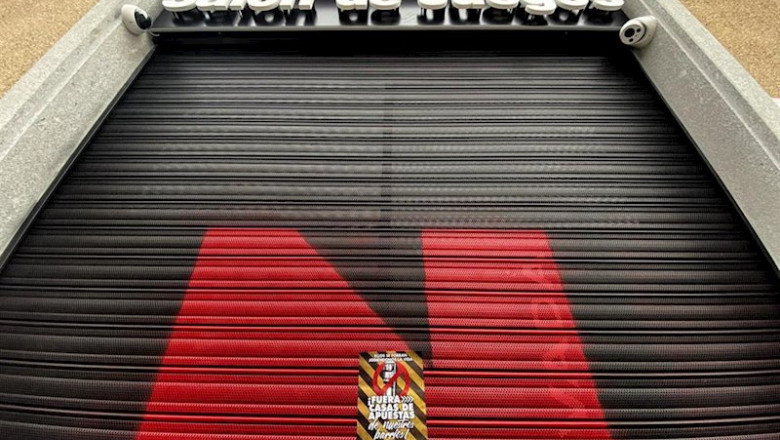 ep un cartel que dice fuera las casas de apuesta de nuestros barrios en el cierre de un local de