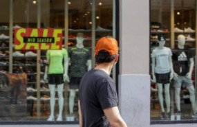 ep un hombre mira el escaparate de una tienda