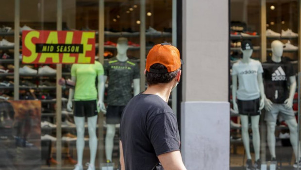 ep un hombre mira el escaparate de una tienda