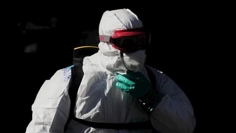 Un militar de la UME totalmente protegido minutos antes de que de comienzo las labores de desinfección programadas para el día de hoy en la Residencia de Mayores Ave María con el fin de evitar la propagación del coronavirus en los centros de mayores | Eduardo Parra - Europa Press ep un militar de la ume totalmente protegido minutos antes de que de comienzo las labores de