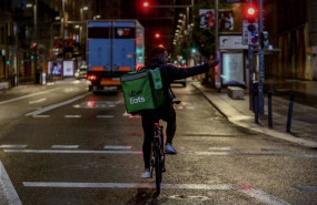 ep un rider de uber eats circula en madrid espana ep un rider de uber eats circula en madrid espana