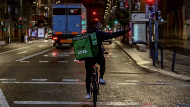 ep un rider de uber eats circula en madrid espana