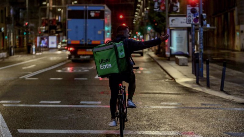 ep un rider de uber eats circula en madrid espana ep un rider de uber eats circula en madrid espana