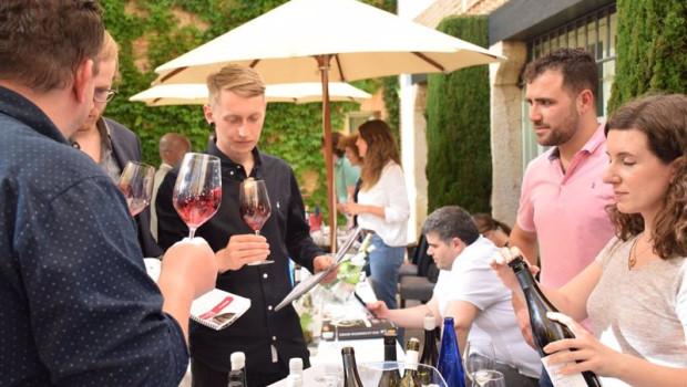 ep un total de 62 bodegas de la region establecen contacto directo con mas de un centenar de