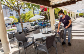 ep una camarera limpiando una mesa