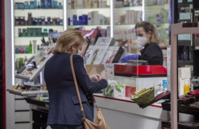 ep una mujer comprando en una perfumeria