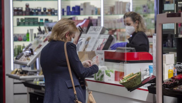 ep una mujer comprando en una perfumeria