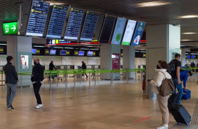 ep varias personas con maletas en la terminal 1 del aeropuerto adolfo suarez madrid barajas
