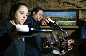 ep varias personas durante la 32 edicion de la feira do vino de vilacha de salvadur a 3 de mayo de