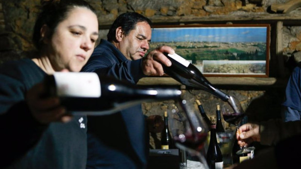 ep varias personas durante la 32 edicion de la feira do vino de vilacha de salvadur a 3 de mayo de