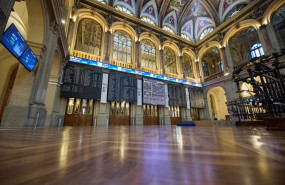 ep varios paneles del ibex 35 en el palacio de la bolsa a 4 de enero de 2023 en madrid espana el