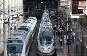 ep viajeros en un anden en la estacion madrid puerta de atocha almudena grandes a 3 de julio de 2026