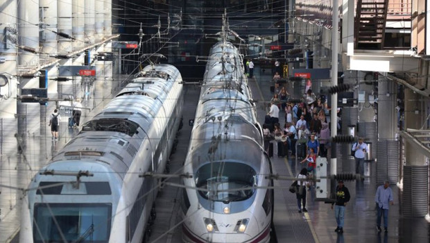 ep viajeros en un anden en la estacion madrid puerta de atocha almudena grandes a 3 de julio de 2026