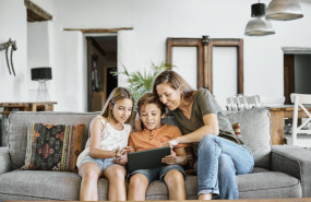 qustodio madre con hijos utilizando tablet qustodio madre con hijos utilizando tablet