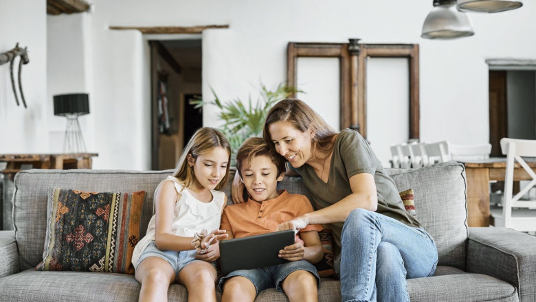 qustodio   madre con hijos utilizando tablet 