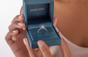 anillo de compromiso con diamante talla pera mano