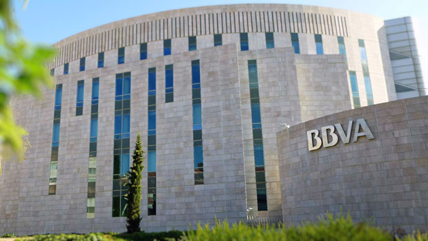 BBVA elimina las comisiones en compras con tarjeta en otra divisa por hasta 300 euros