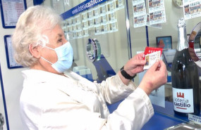 ep administracion de loteria en alaqus valencia regala decimos a los clientes que acuden en pijama y