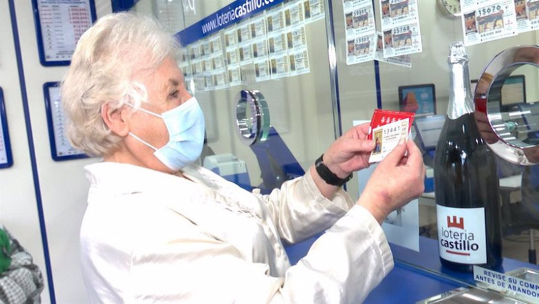 Administración de lotería en Alaquàs (Valencia) regala décimos a los clientes que acuden en pijama y albornoz | EUROPA PRESS ep administracion de loteria en alaqus valencia regala decimos a los clientes que acuden en pijama y
