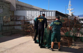 ep agentes de la guardia civil inspeccionan nasas ilegales en la costa de santa cruz de tenerife