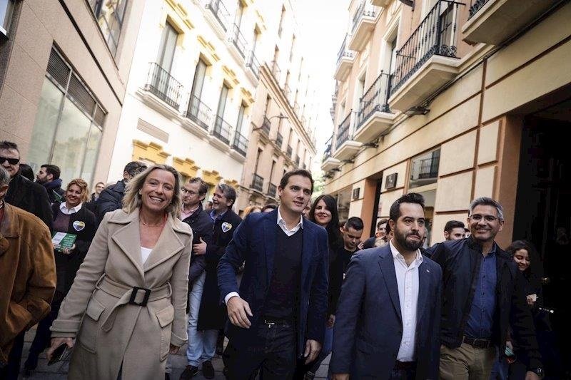 ep albert rivera con isabel albas y fran carrillo en las calles de cordoba en una imagen de archivo