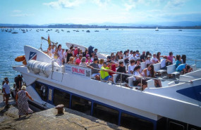 ep archivo   barco de turistas de camino a la playa del puntal a 10 de agosto de 2025 en santander