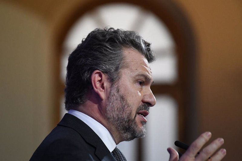 Dos de cada tres inversores se decantan por acciones y fondos, según la CNMV