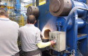 ep archivo   operarios en una fabrica industrial