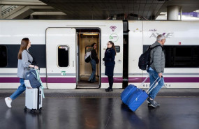 ep archivo   pasajeros subiendo a un tren ave destino malaga